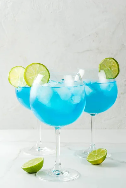 Синий алкогольный коктейль с лаймом — стоковое фото