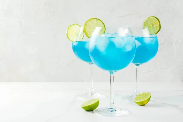 Cocktail alcolico blu con lime — Foto Stock