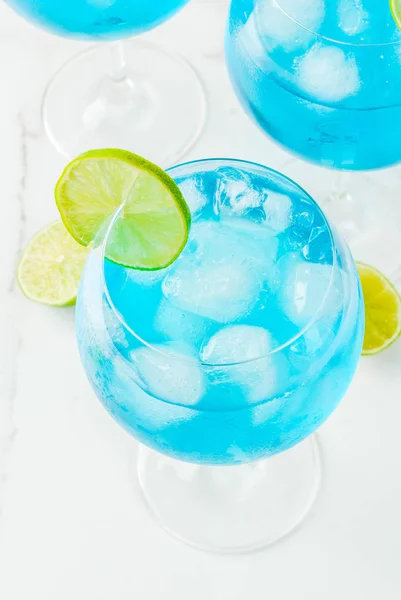 Blauwe alcohol cocktail met kalk — Stockfoto