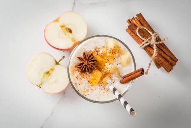 Elmalı turta güler yüzlü