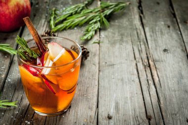 Elma, biberiye, tarçın ile sıcak kokteyl