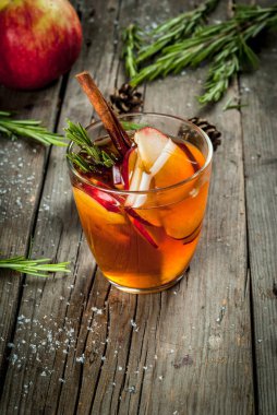 Elma, biberiye, tarçın ile sıcak kokteyl