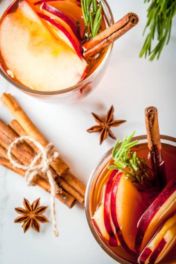 Elma, biberiye, tarçın ile sıcak kokteyl