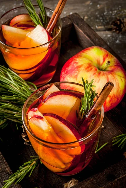 Elma, biberiye, tarçın ile sıcak kokteyl