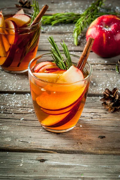 Elma, biberiye, tarçın ile sıcak kokteyl