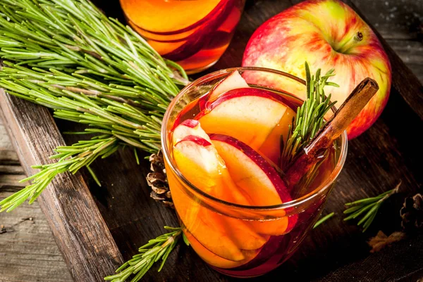 Elma, biberiye, tarçın ile sıcak kokteyl