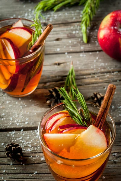 Elma, biberiye, tarçın ile sıcak kokteyl