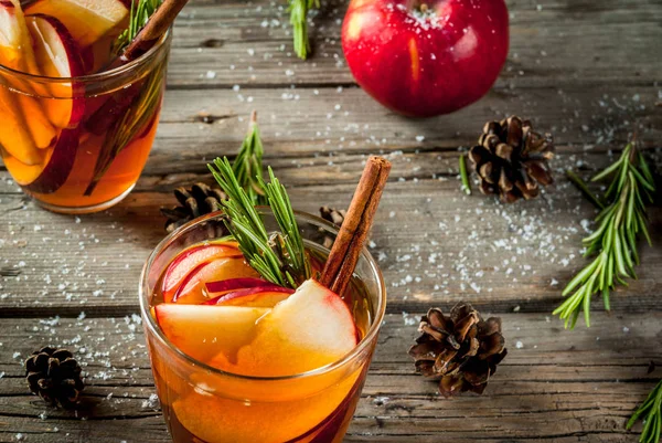 Elma, biberiye, tarçın ile sıcak kokteyl