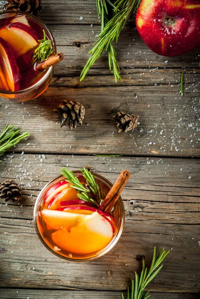 Elma, biberiye, tarçın ile sıcak kokteyl