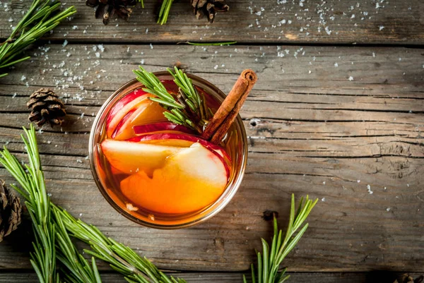 Elma, biberiye, tarçın ile sıcak kokteyl