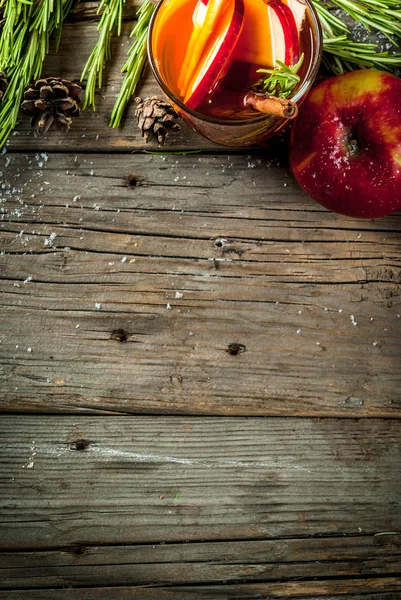 Cóctel caliente con manzana, romero, canela — Foto de Stock