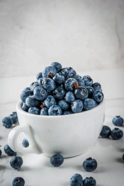 Beyaz fincan taze çiğ yaban mersini