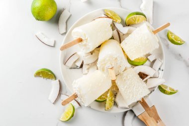 Hindistan cevizi ve kireç popsicles