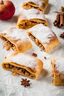 Pişirme, puf hamur işleri ev sonbahar, yaz. Nu ile Apple strudel