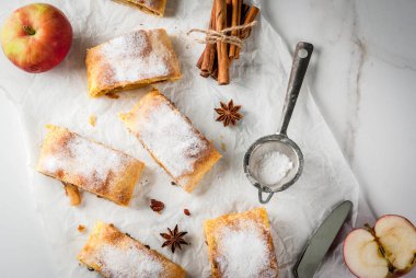 Pişirme, puf hamur işleri ev sonbahar, yaz. Nu ile Apple strudel