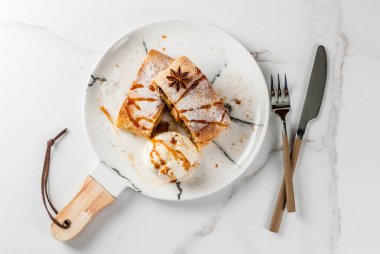 Pişirme, puf hamur işleri ev sonbahar, yaz. Nu ile Apple strudel