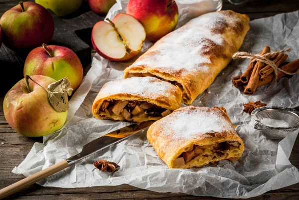 Casa autunno, cottura estiva, pasticcini soffiati. Strudel di mele con nu — Foto Stock