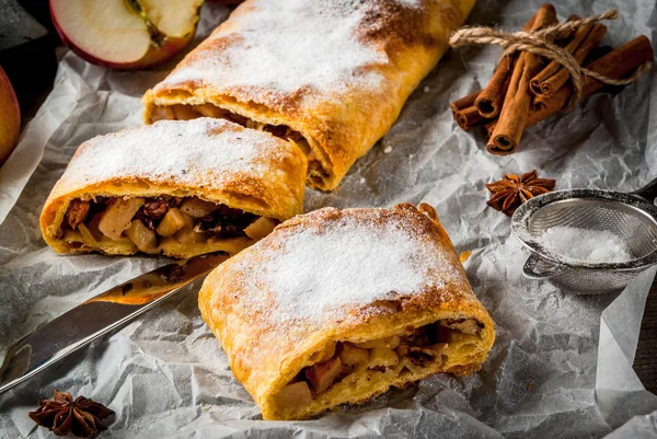 Casa autunno, cottura estiva, pasticcini soffiati. Strudel di mele con nu — Foto Stock