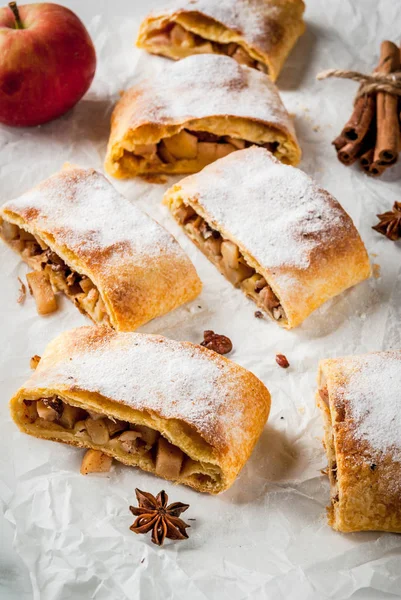Pişirme, puf hamur işleri ev sonbahar, yaz. Nu ile Apple strudel