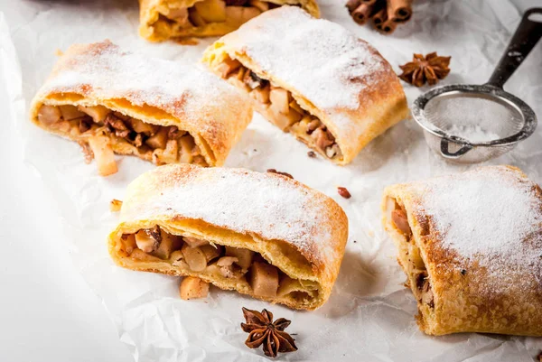 Pişirme, puf hamur işleri ev sonbahar, yaz. Nu ile Apple strudel