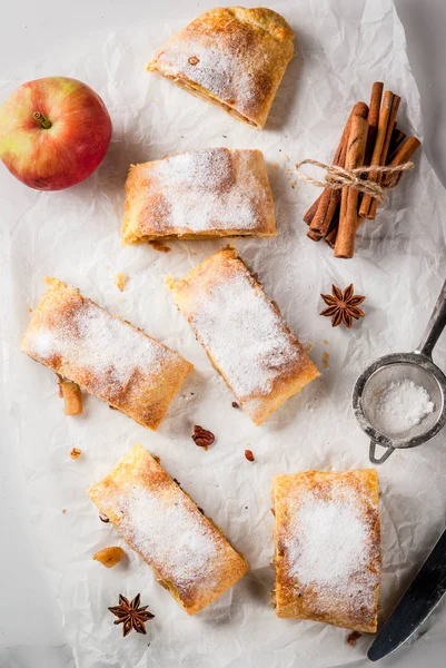 Casa autunno, cottura estiva, pasticcini soffiati. Strudel di mele con nu — Foto Stock