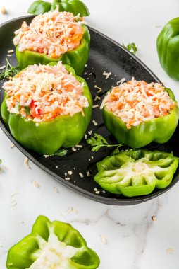 Sonbahar tarifleri. Ev biber kıyılmış et, carro ile doldurulmuş