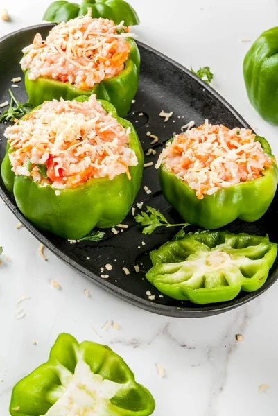 Sonbahar tarifleri. Ev biber kıyılmış et, carro ile doldurulmuş