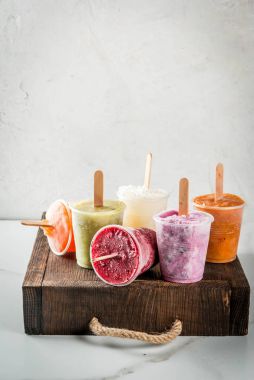 Meyve suları ve güler yüzlü popsicles