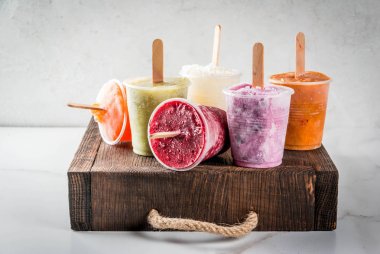 Meyve suları ve güler yüzlü popsicles