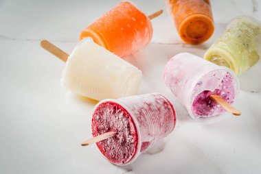Meyve suları ve güler yüzlü popsicles