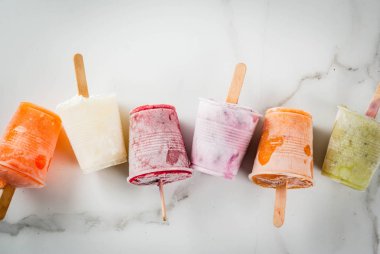 Meyve suları ve güler yüzlü popsicles