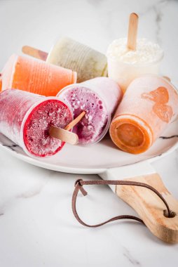 Meyve suları ve güler yüzlü popsicles