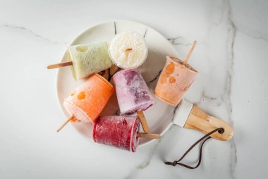 Meyve suları ve güler yüzlü popsicles