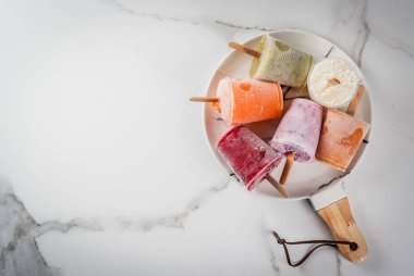 Meyve suları ve güler yüzlü popsicles