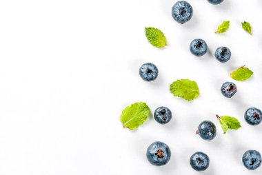 Yaban mersini ve beyaz zemin üzerine nane