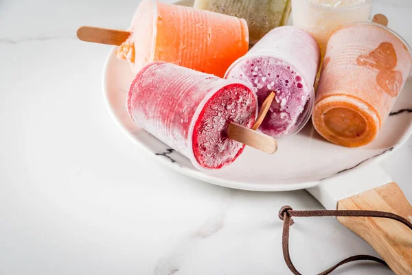 Meyve suları ve güler yüzlü popsicles