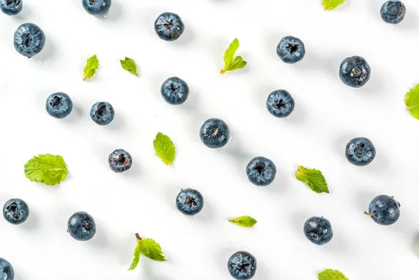 蓝莓和白色背景上薄荷 — 图库照片