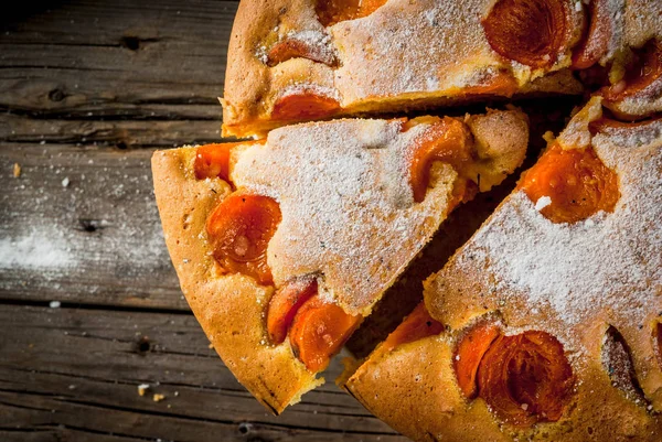 Домашний абрикосовый пирог — стоковое фото