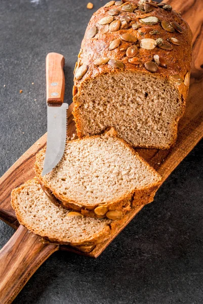 Pan casero con semillas de calabaza — Foto de Stock