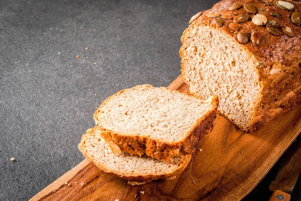 Pão caseiro com sementes de abóbora — Fotografia de Stock
