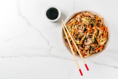 Stirfry noodle, domuz eti ve sebze ile