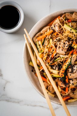 Stirfry noodle, domuz eti ve sebze ile