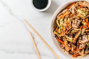 Stirfry noodle, domuz eti ve sebze ile