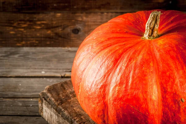 Calabaza cruda sobre mesa de madera — Foto de Stock