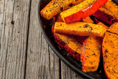 Baharatlı kavrulmuş kabak dilimleri