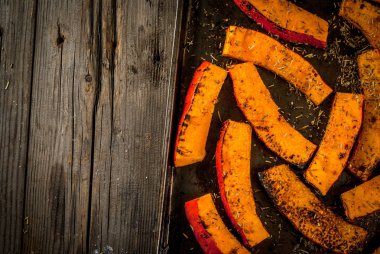 Baharatlı kavrulmuş kabak dilimleri