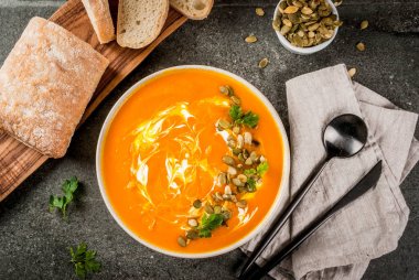 Sıcak ve baharatlı balkabağı çorbası