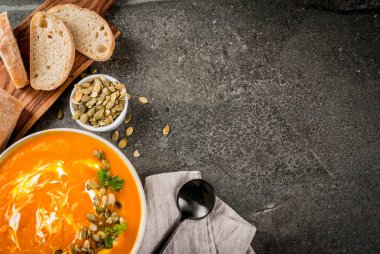 Sıcak ve baharatlı balkabağı çorbası