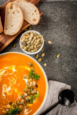 Sıcak ve baharatlı balkabağı çorbası