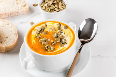 Sıcak ve baharatlı balkabağı çorbası